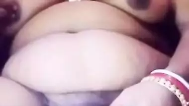 Desi whore flaunts her XXX slit and spreads sex pussy lips on camera