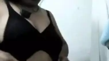 Chunky Pakistani wife makes XXX video of her nude body for Desi BF