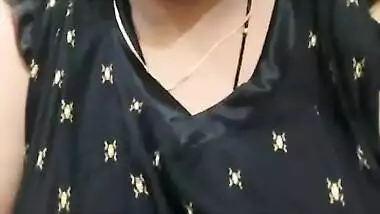 Mature Desi pulls dress up to expose saggy tits in self-made XXX video