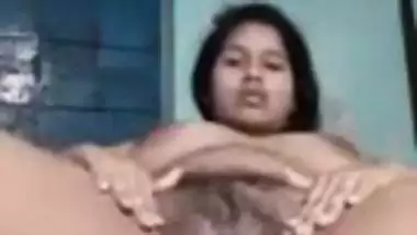 Busty Desi girl fingers her XXX slit for amateur camera in MMS clip