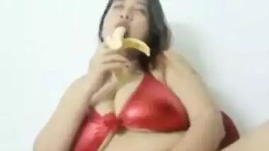 Busty Desi bitch exposes her XXX curves and eats banana on the cam