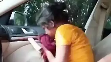 Housewife enjoys every second of oral XXX sex in Desi driver's car