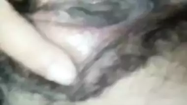 Sexy pussy Desi girl rubs her pussy and fingers her cunt