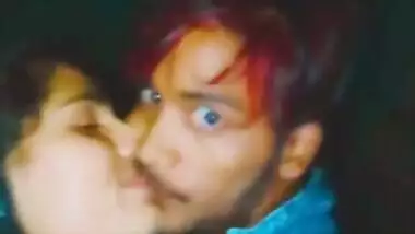 Indian sex wife with shawl in hair kisses a handsome man on XXX camera