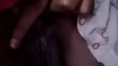 Amateur Desi porn actress flashes her hairy cunt and spreads XXX labia