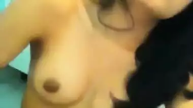 Desi girl with thick eyebrows is going to reach orgasm in the porn video