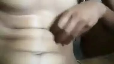 Bored Desi housewife puts XXX pinky flower in camera for MMS fans