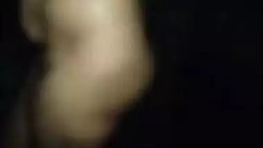 Man sneakily films how Indian woman washes XXX sex assets in darkness