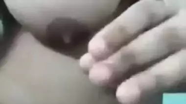 Hermosa chica mostrando su cuerpo