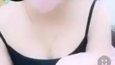 Webcam Desi model with the pink mask performs a XXX show at home