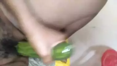 Hot Indian aunty as whore uses cucumber to fuck her pussy! Desi mms video