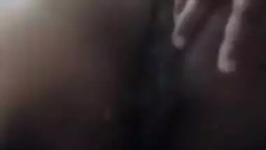 Seule A Ison, Je M Explose Le Cul Avec Le Gros Gode De Ma Mere Pour La Toute Premiere Fois !