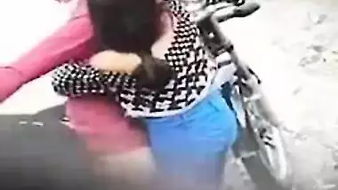 Super horny noida gf grinding and stand fucking in a bike