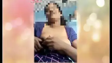 Desi Bhabhi Video Call Mein Uski Boyfriend Ko Boobs Dikhayi Enjoy Kardi He