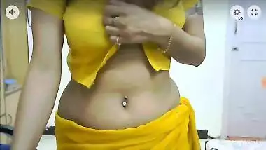Desi MILF performs sex show on webcam dressed in yellow XXX outfit