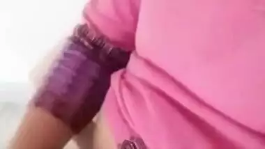 Wife in pink invites Indian viewers to watch solo XXX show with sex toy