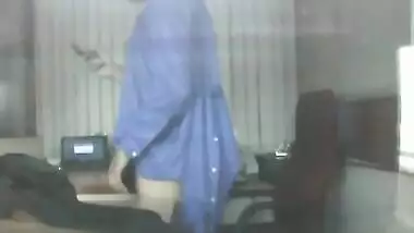 Desi XXX woman gets naked and has mouth fucked in her boss' office MMS