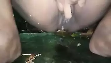 Wife pee outdoor - වැස්සෙ වයිෆ් එලියෙ චූ කරනවා