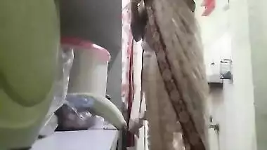 indian house wife cleaning her home and showing boobs and pussy in saare