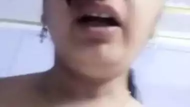 Indian XXX wife performs MMS show and exposes private parts to Desi men