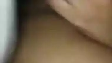 Amateur chudai video of Indian couple trying to have XXX fun in dark