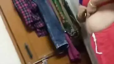 Sly dude makes XXX record of his nude Desi GF dressing after sex