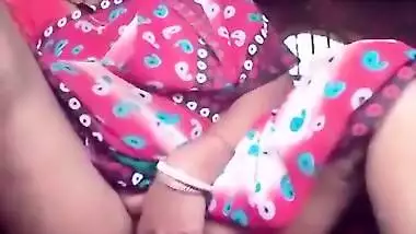 Desi XXX bitch in sari has pussy fucked by her own fingers MMS style