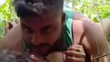 Man penetrates Desi woman and films XXX video for his MMS viewers