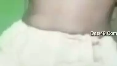 Indian aunty takes off bra to brag about XXX fruits on the camera