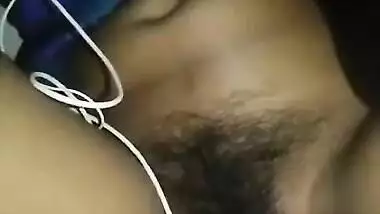 Bengoli bhabi ki chut me gaajar ghusayi ja rhi h pati k dwara