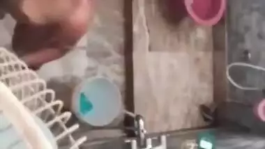 Secret watching this beautiful Desi aunty bathing nude outdoor and singing, Mms video