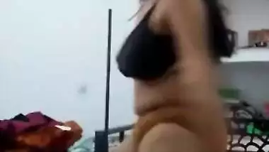 Paki chick performs XXX dance shaking sex parts for chudai fans