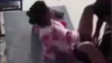 College hottie fucked by her school teacher to give her a better grade, Desi mms scandal