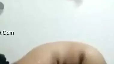 Desi mom pours water on her nude chubby body in amateur XXX video