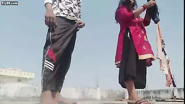 Chat Par Kapde Sukha Rahi Bahu Ko Gold Necklace Dekar Apni Havas Bhujayi ! Desi Porn Hindi