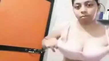 Exclusive-sexy Srilankan Girl Strip Her Cloths And Showing Her Boobs And Pussy