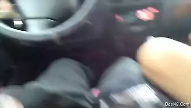 Indian babe in green sari takes big cock in hand and mouth in the car