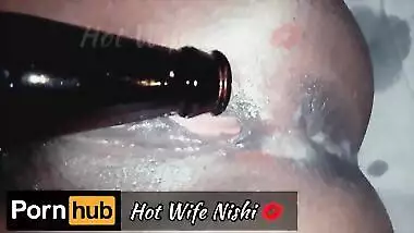 Sri Lankan Hot Wife having Fun by inserting a Beer bottle to her Pussy බියර් බෝතලෙන් ගත්තු සැපක්