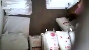 Shopkeeper fucks his customer’s pussy in the desi xxx video