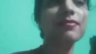 Slim village bhabhi makes nude XXX video for her horny Desi lover