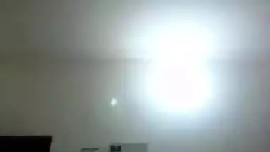 Teen Desi pussy is rubbed with fingers in XXX show of the MMS model